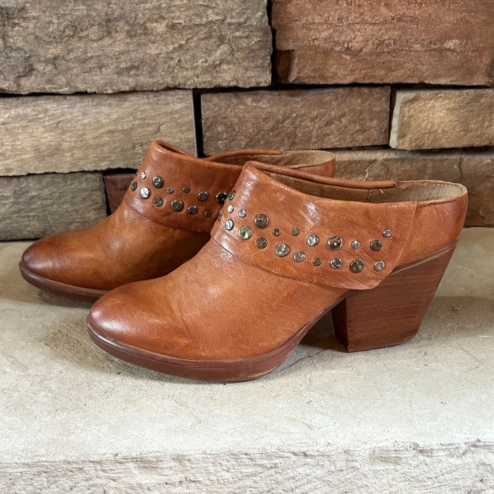 Sofft sz 9 brown leather chunky heel mules with nail head accent
